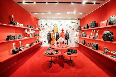 tienda gucci en new york peliciula ghost|Guccighost’s street art broke the mould on fashion IP. Now he’s .